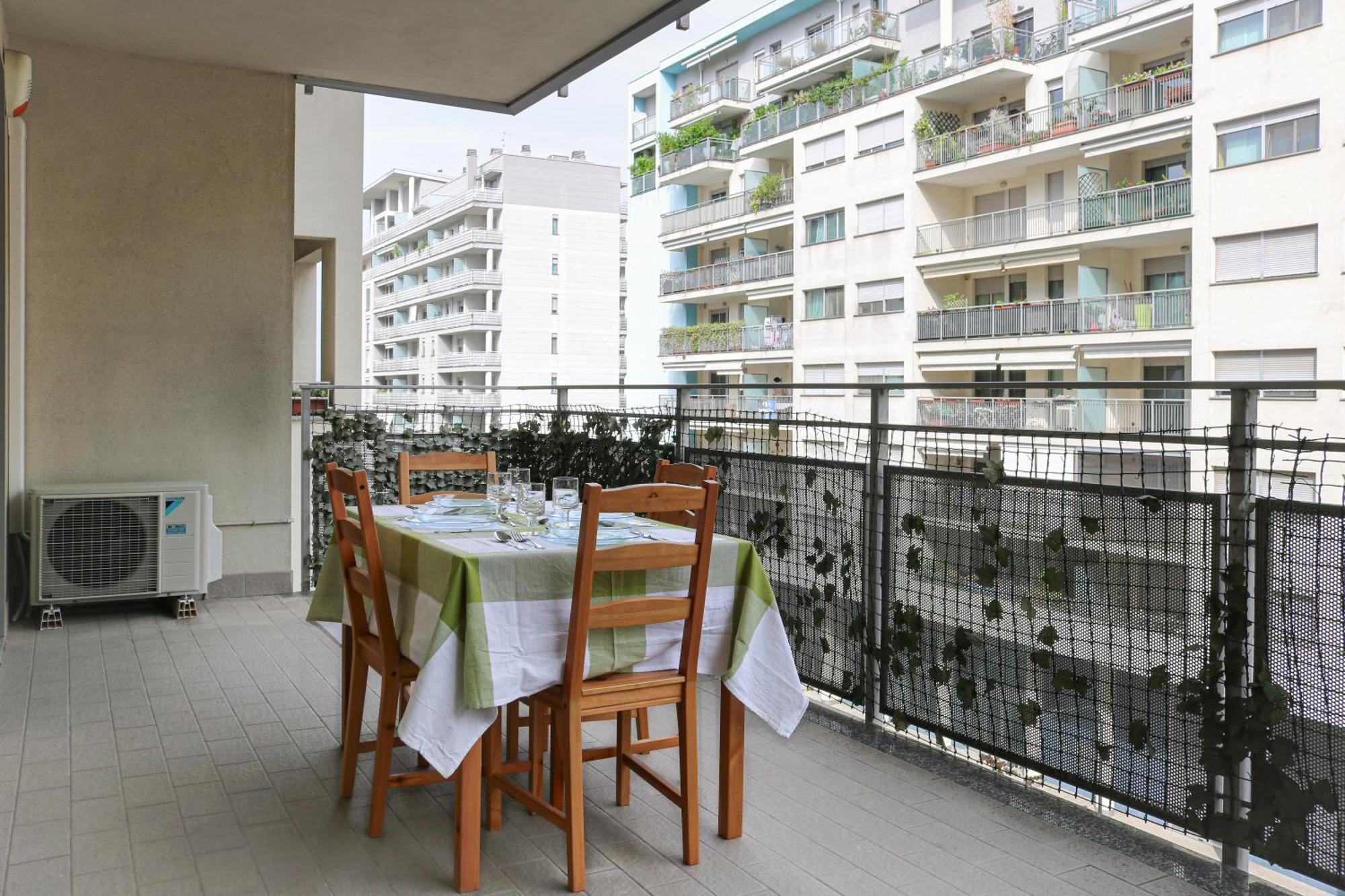 Urban Balcony Hideaway - 3 People * Milano